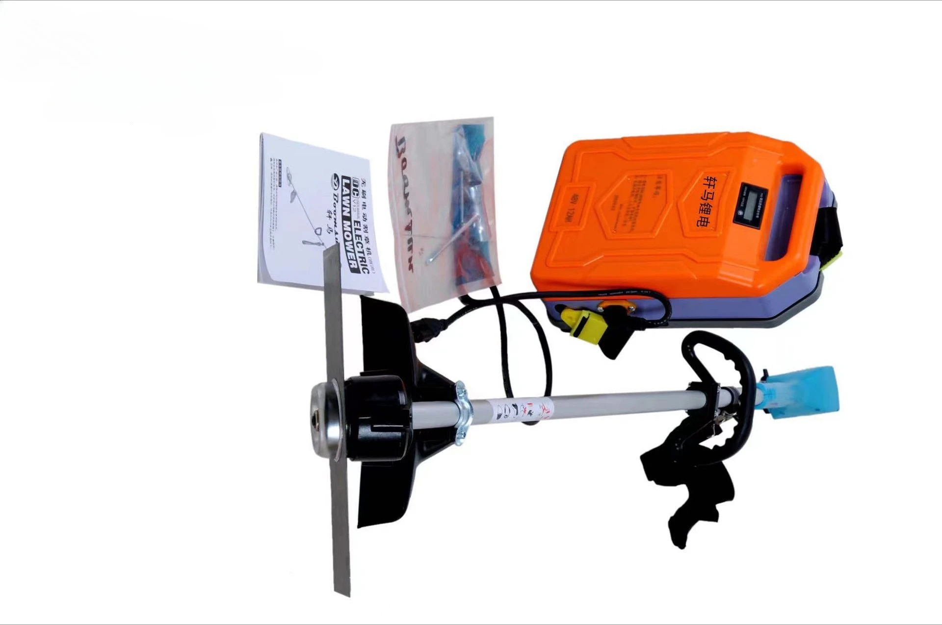 فرش جزازة العشب الكهربائية بطارية ليثيوم على ظهره سيارة تعمل بالبطارية جزازة العشب 48-60 فولت آلة تقطيع الفراشي الكهربائية