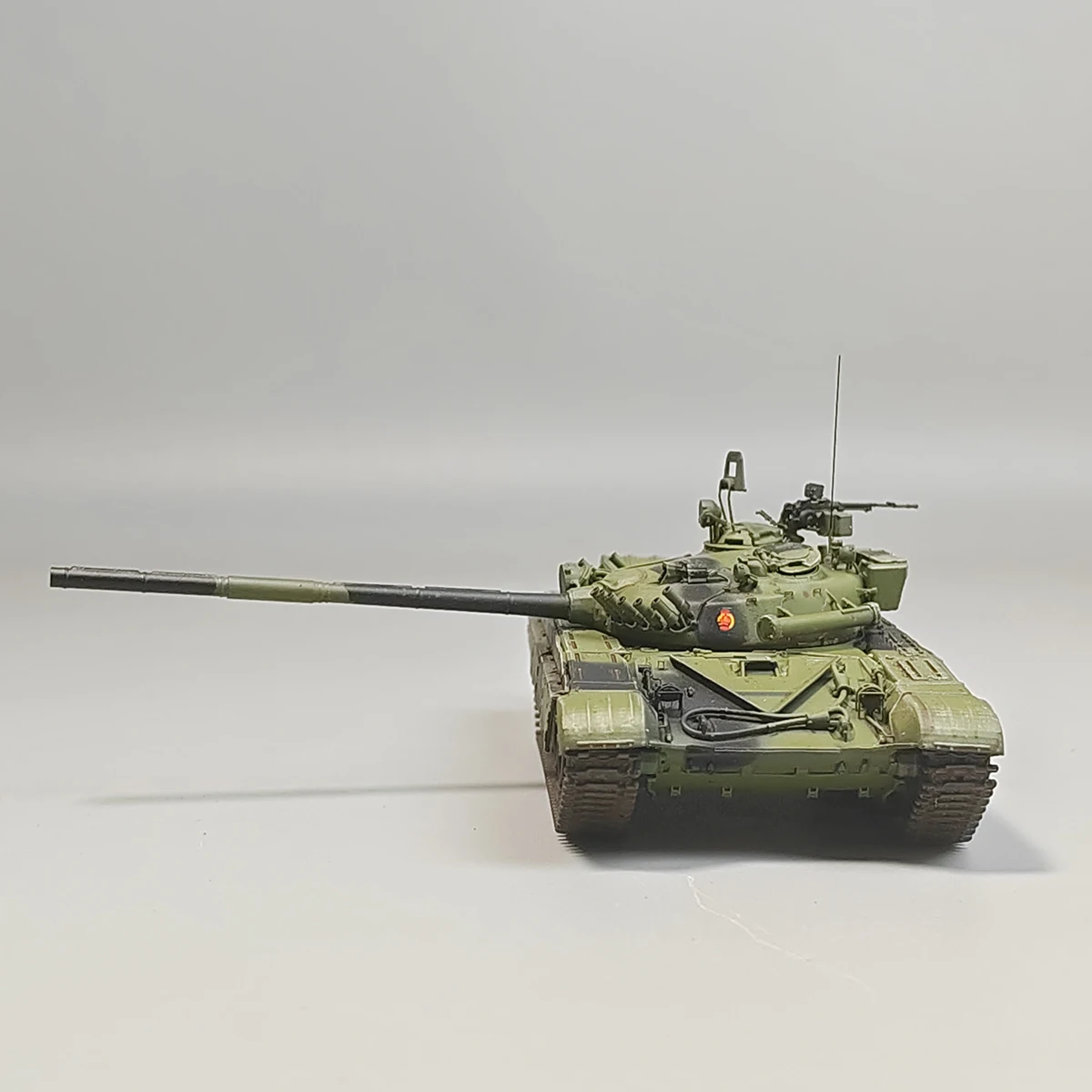 โมเดลรถถังหลักเยอรมันตะวันออก T72M1 ขนาด 1:72 ทำจากเรซิ่น แบบติดตั้งบนราง สำหรับนักสะสม ของขวัญ ของสะสม แบบตั้งโชว์