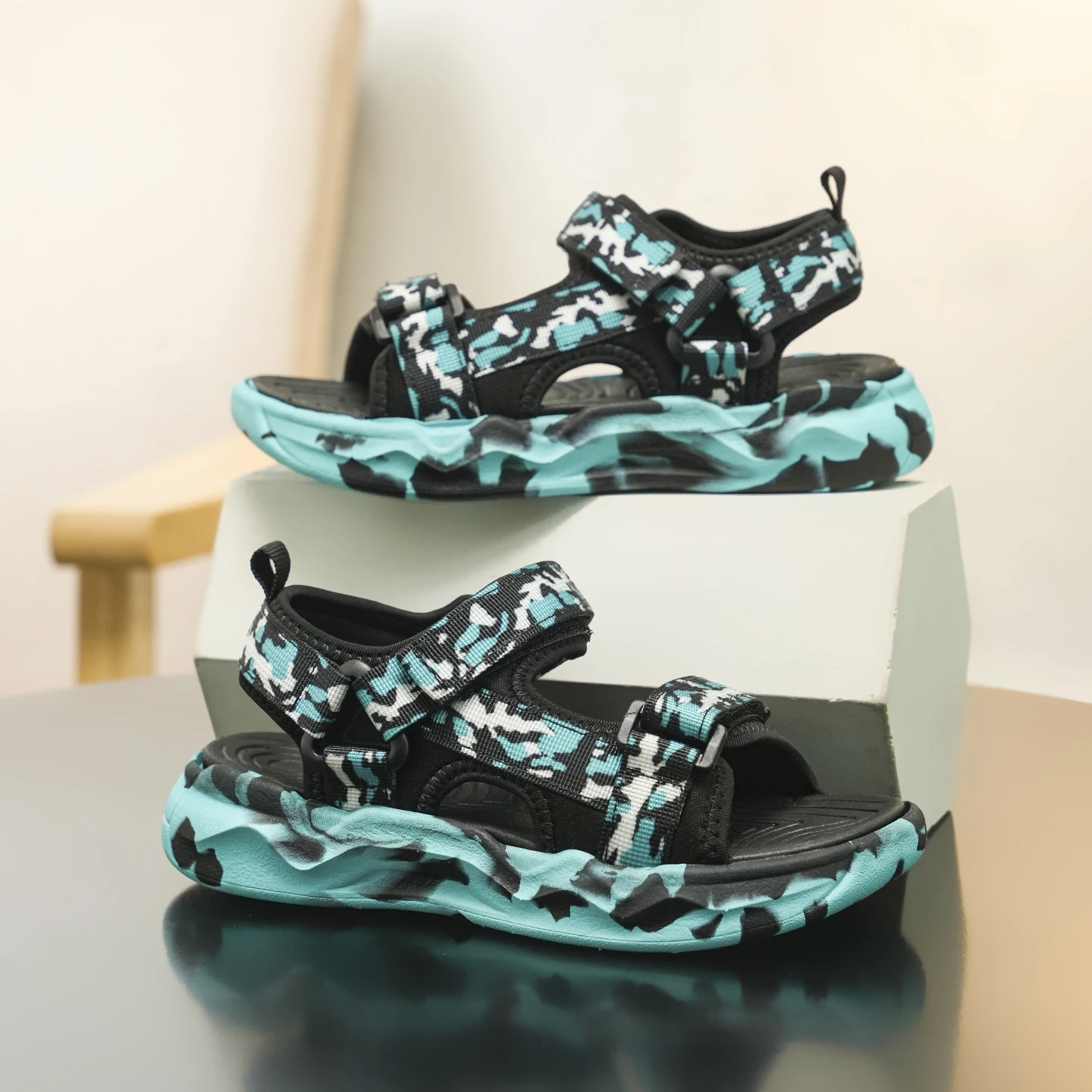 

A Pair Kids Closed-Toe Anti-collision Sandals, Anti-slip Wear-resistant Outdoor Beach Shoes, Boys Girls Casual Sneakers TL-K2026
