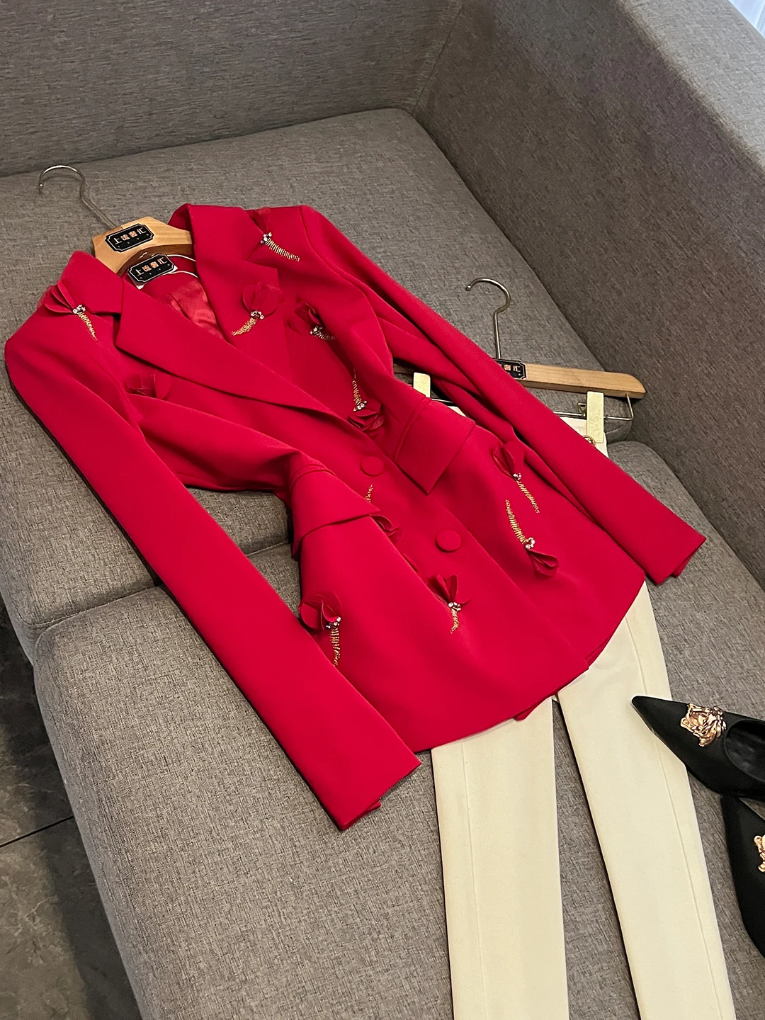 

Ele V-Ne Suit Jaet with 3D Floral Patchwork And Double Button Plaet for Women Faionable Workwear Long Sve