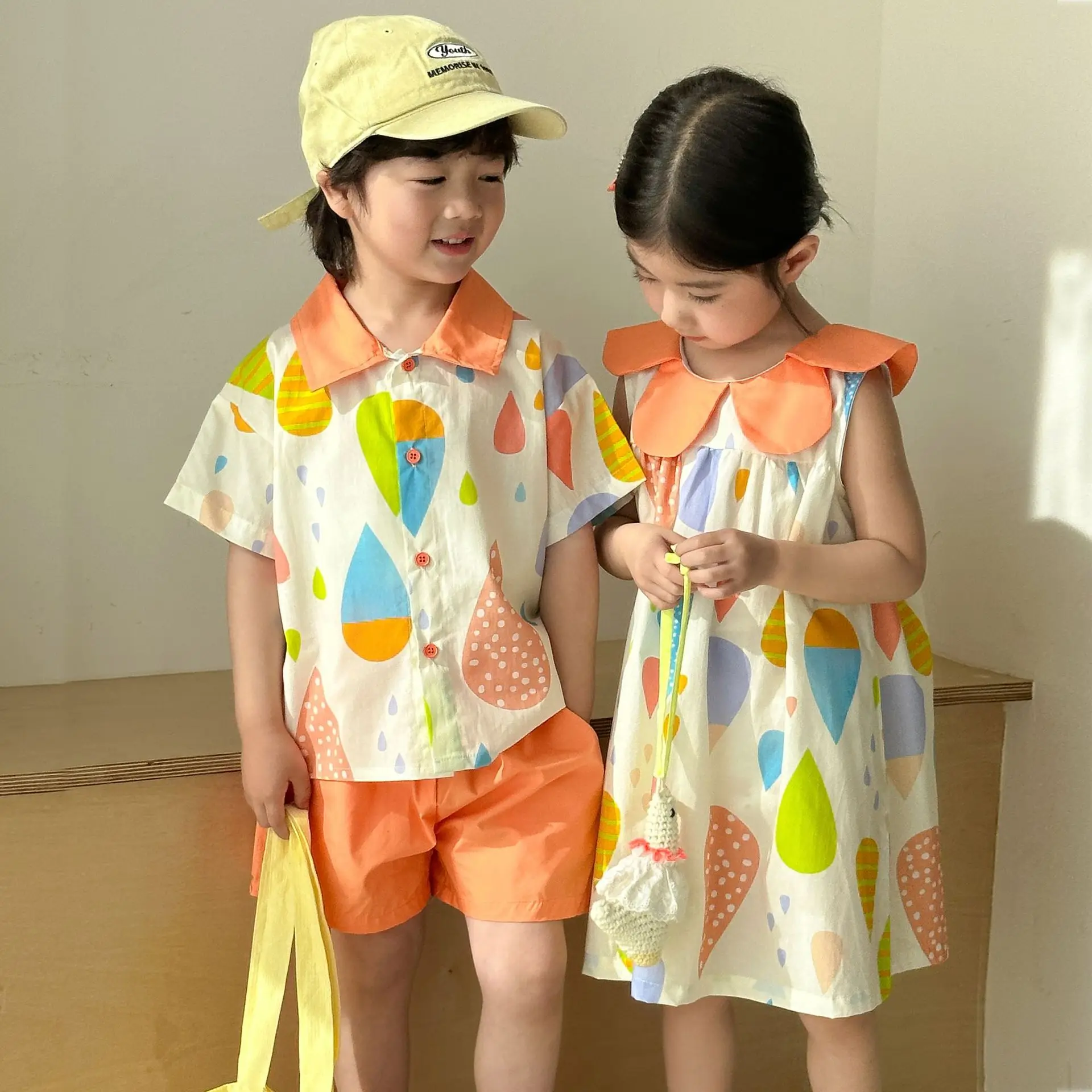 

Одежда для брата и сестры, коллекция 2023 года, летние красочные рубашки с принтом для мальчиков, шорты, костюм, платье для маленьких девочек, От 1 до 8 лет, детская праздничная одежда