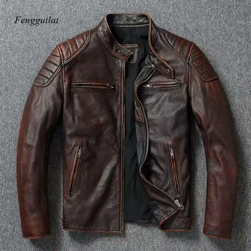 Retro-brauner Motorradmantel mit Stehkragen, gesteppten Schulterdetails und mehreren Reißverschlusstaschen