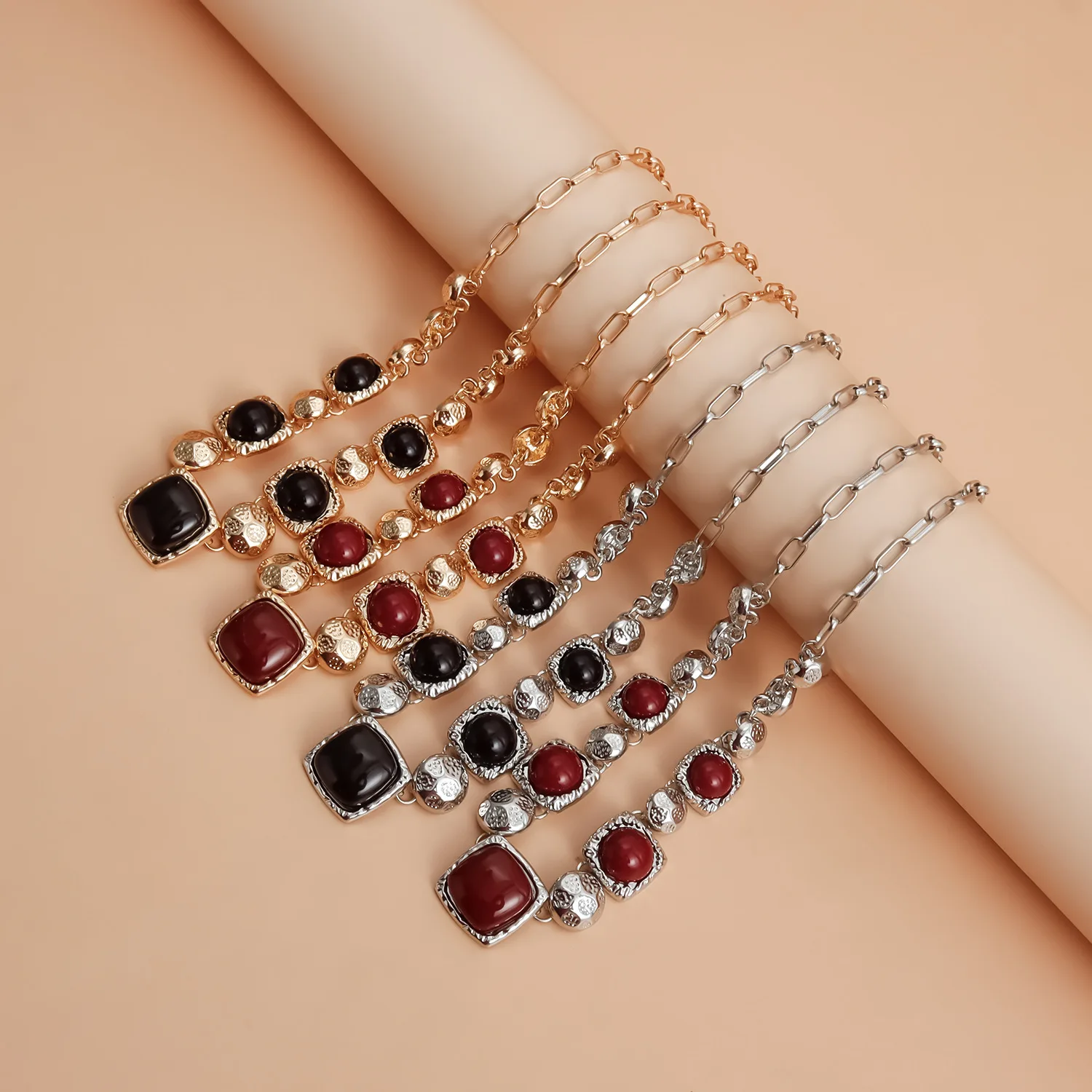 Cross border high-end metallic collarbone chain, vintage collision gold geometric square necklace accessory