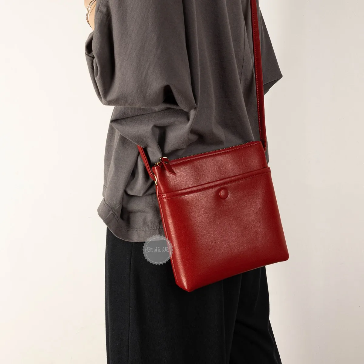 

Women's real leather high-end shoulder bag retro square mobile phone storage diagonal cross commuting small backpack