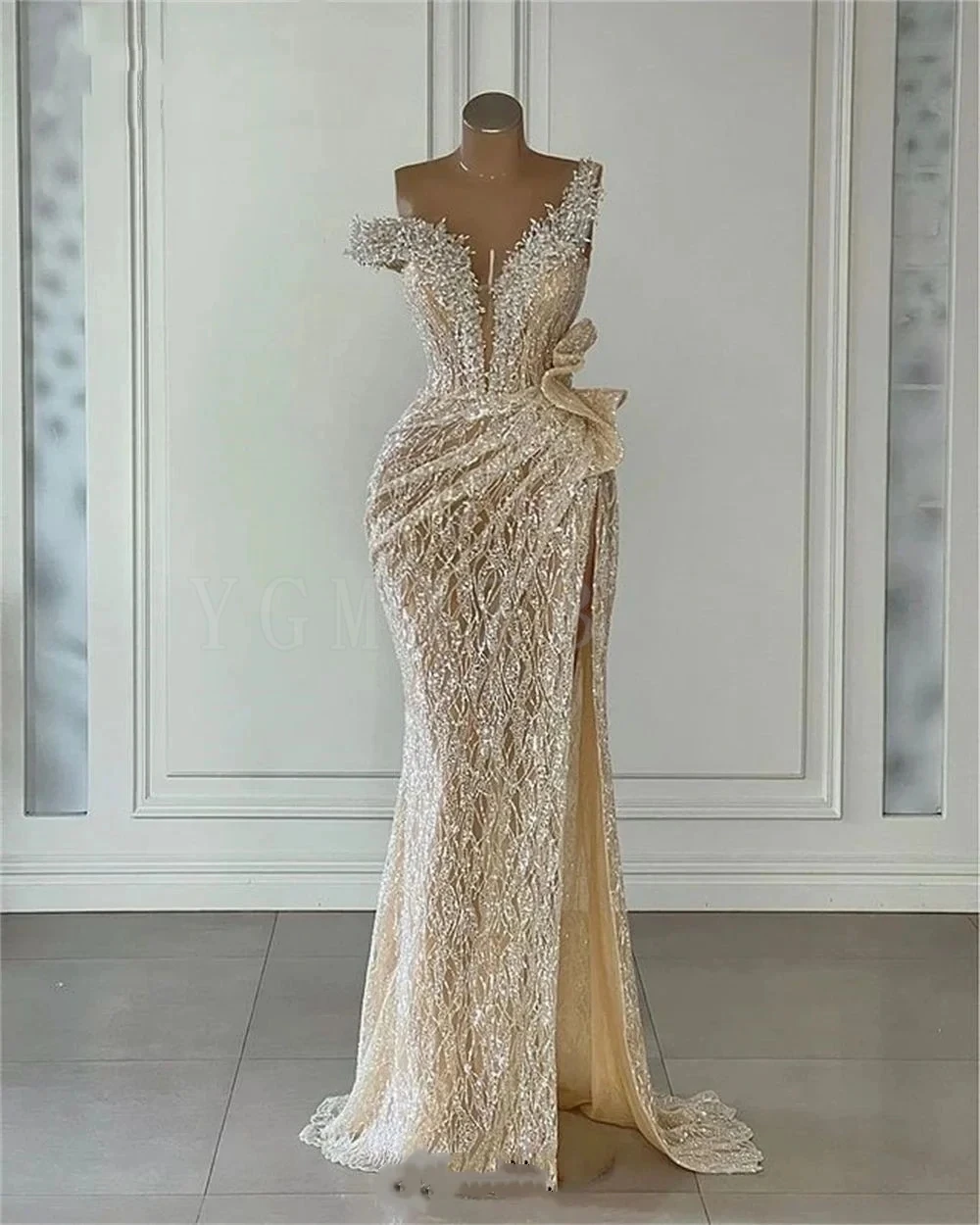 Glitzerndes Pailletten-Abschlussballkleid mit Perlenstickerei, Meerjungfrauen-Stil, schulterfrei, hoher Schlitz, elegantes Abendkleid, Festkleid, formelles Kleid, individuell anpassbar
