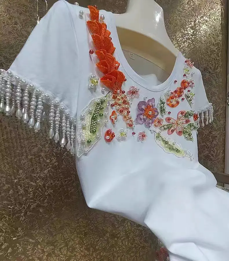 Novità nel 2024 t-shirt In cotone con cuciture nappa con ricamo floreale per t-shirt a maniche corte da donna magliette bianche