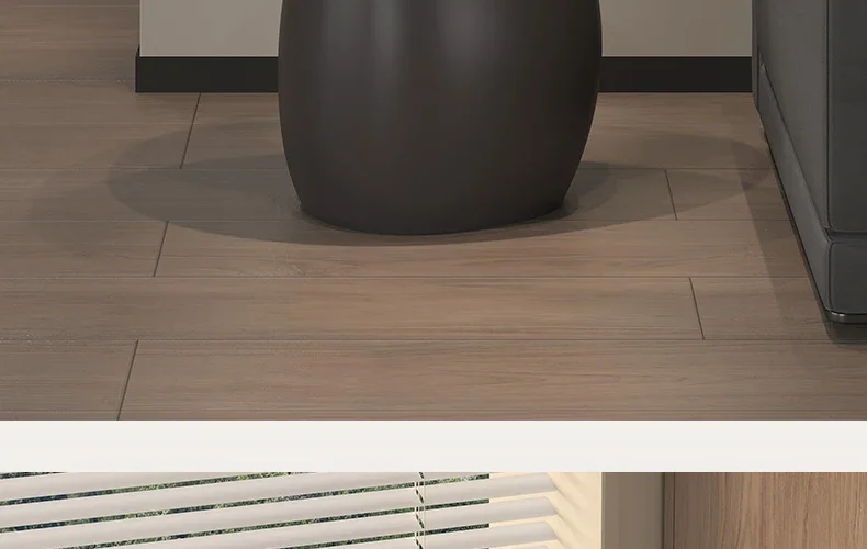 عدد قليل من زخارف السقف إلى الأرض بجوار الأريكة البسيطة، وغرفة معيشة هادئة لتخزين أحجار طاولة القهوة للارتفاع