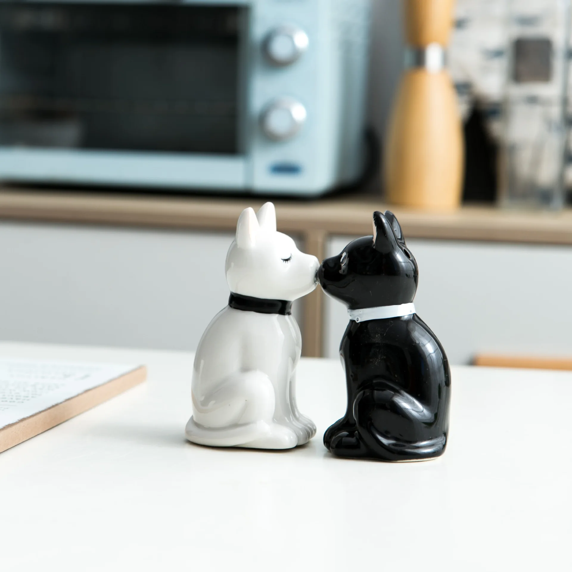 2PCS Salt and Pepper Shakers Set Salt Shaker Ceramic Spice Jars Farmhouse Salt Pepper Shakers Cute Kitchen Decoration Dog shape