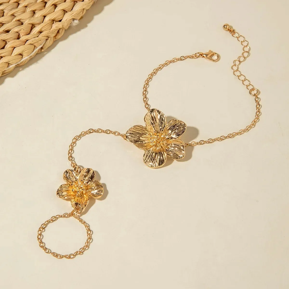 

Gold Flower Vintage Elegent Bracelet Necklace Hand Jewelry for Women Simple Thin Chain Finger Bracelet Jewelry Accessories Gift
