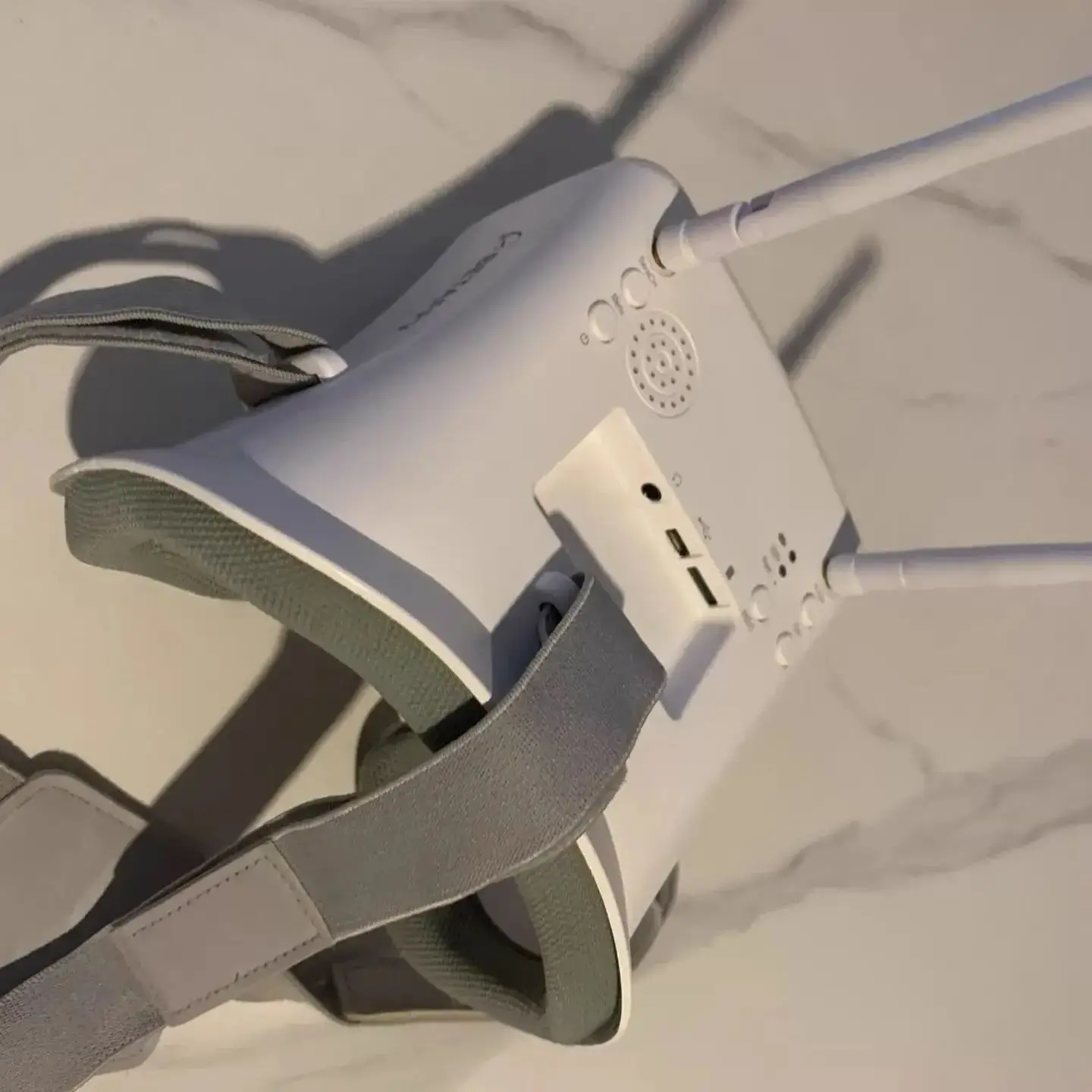 

FPV-очки 008D PRO белые с приемником 5.8G 40ch, аккумулятором 3.7V/2000mAh, 4.3-дюймовым HD LCD-экраном 16:9 для дронов Micro BWhoop