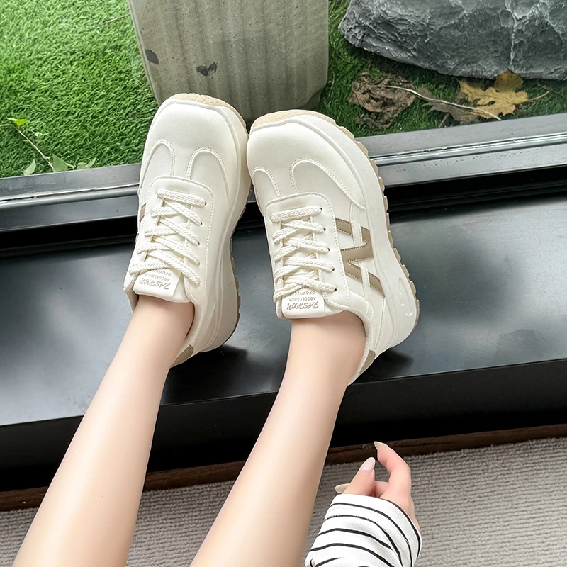2026 ربيع جديد أحذية رياضية من الجلد المرأة جولة الرأس الدانتيل سميكة القاع حذاء كاجوال احذية الجري العصرية ومتعددة الاستخدامات