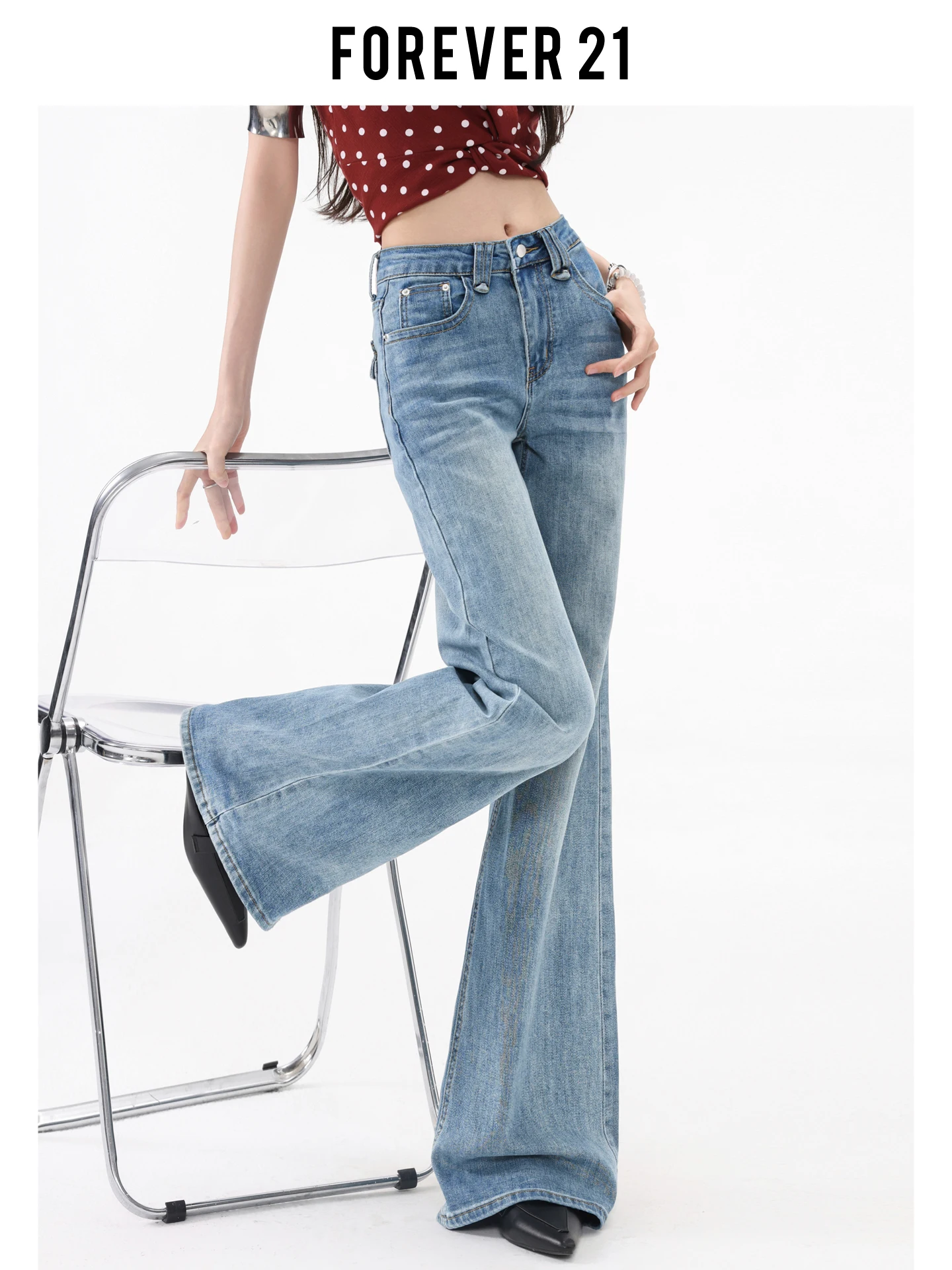 Calça Jeans Feminina Forever 21 de Cintura Alta, Modelo Boca de Sino, Caimento Solto, Perna Reta, Calça Longa Azul com Caimento Fluido