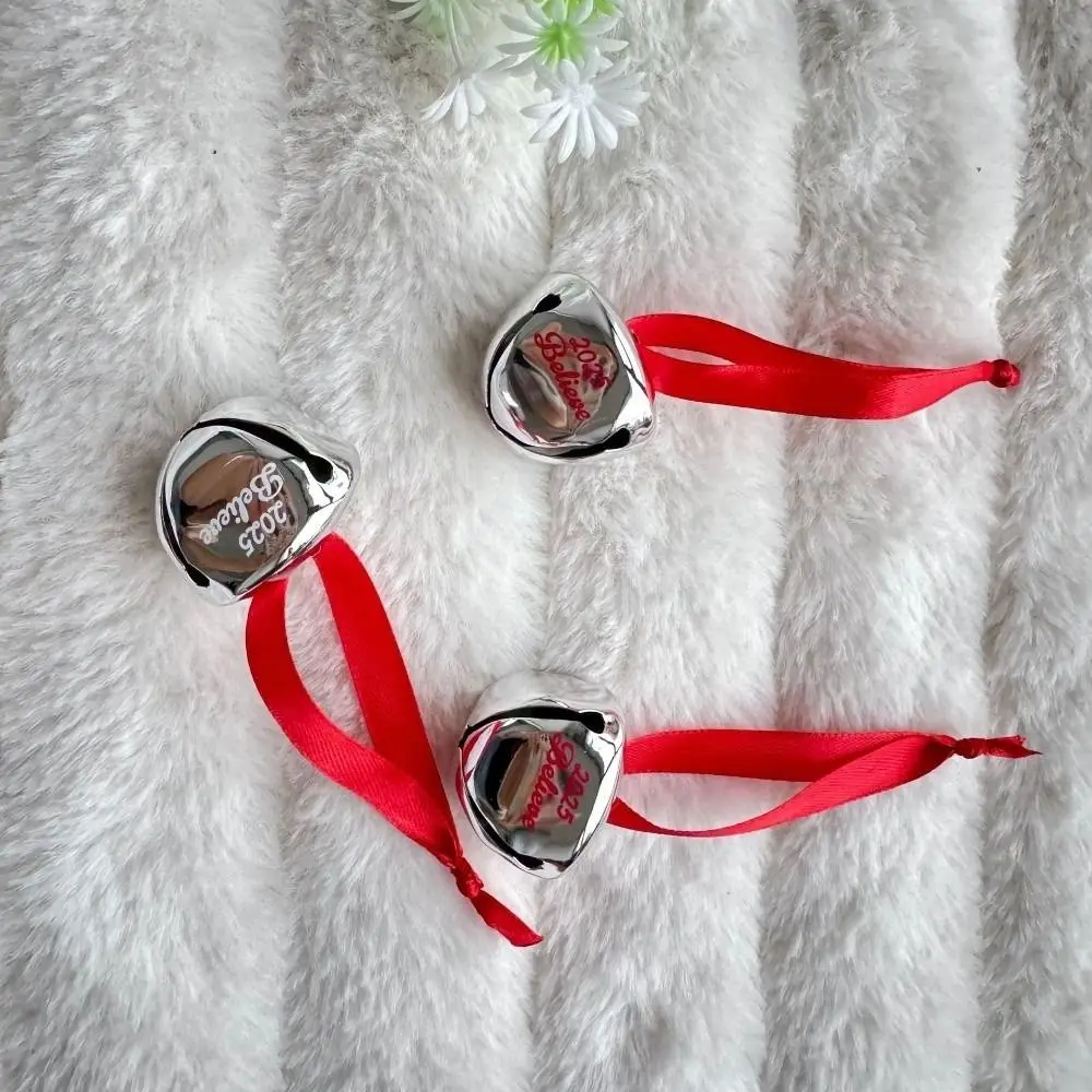 5 قطعة الشريط الأحمر عيد الميلاد أجراس معلقة فضي الصليب افتتاح أجراس شجرة عيد الميلاد اليدوية المعادن رسالة شجرة عيد الميلاد زخرفة