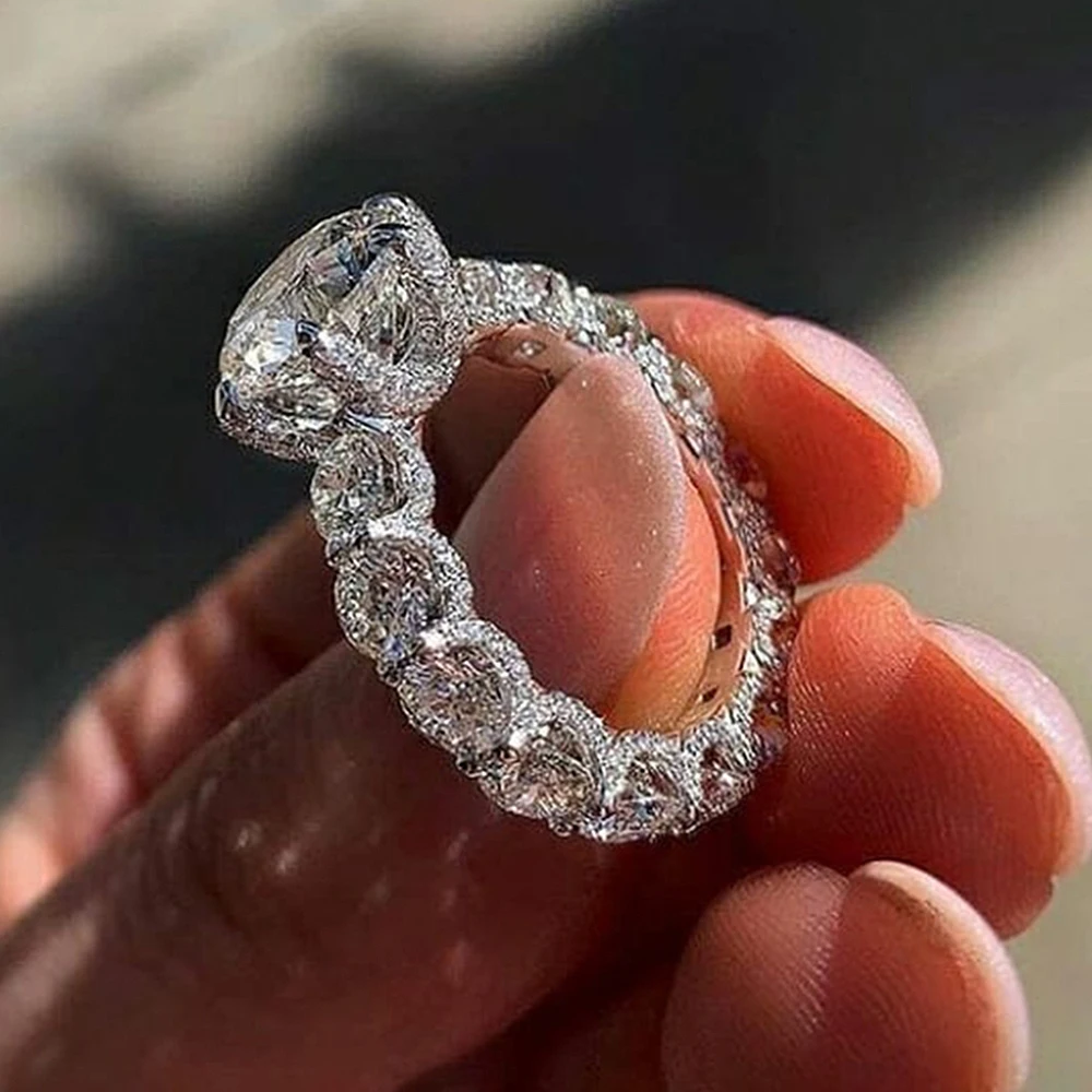 Huitan Wunderschöne frauen Ringe mit AAA Runde CZ Kristall Ringe für Hochzeit Engagement Party Hohe Qualität Silber Farbe Neue schmuck