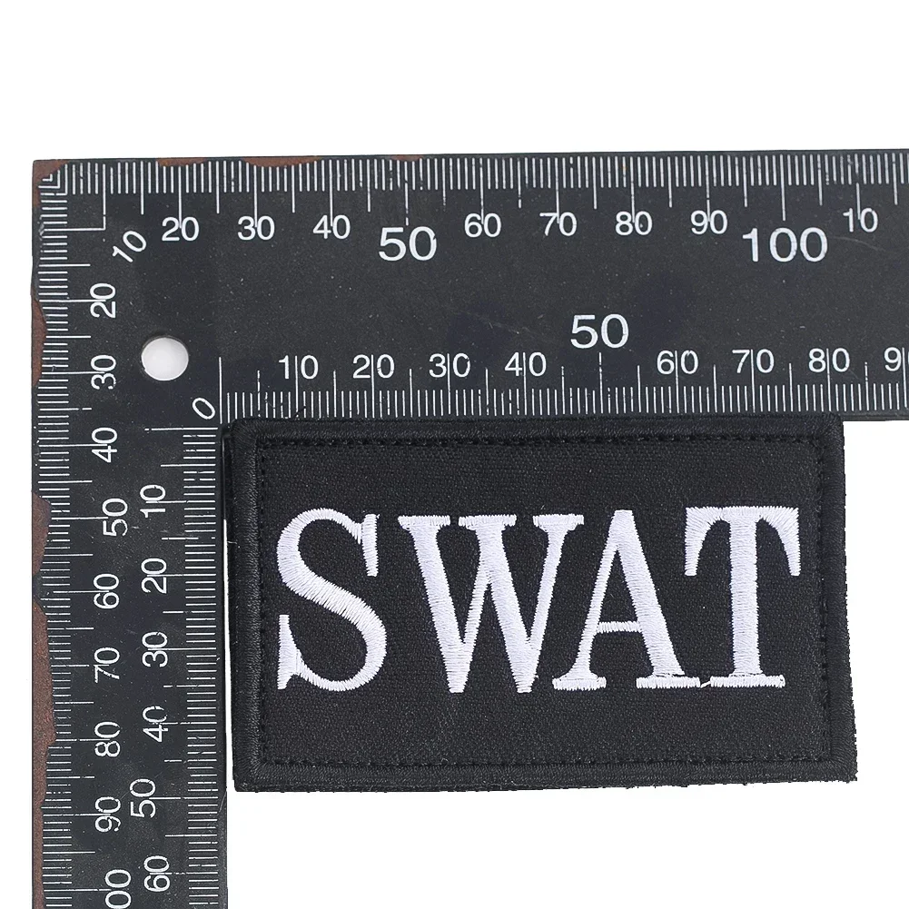 SWAT رقعة معنويات مطرزة شارة تكتيكية متينة لمعدات كرات الطلاء العسكرية Airsoft مع تصميم مموه