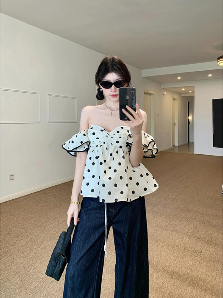 

Женская корейская версия, милая рубашка в горошек, летний дизайн, чувственный марлевый топ на одно плечо, элегантный топ с короткими рукавами