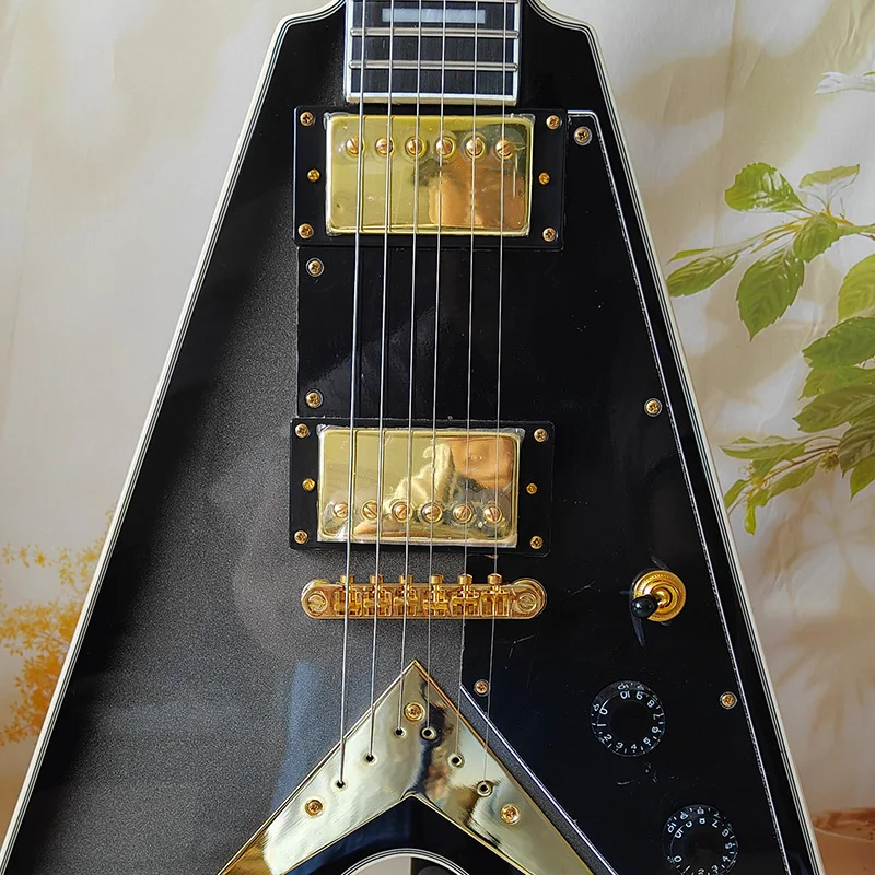 This black and gold funky-shaped guitar is a total looker, with dual gold pickups—perfect for rehearsals, gigs, and snapping photos