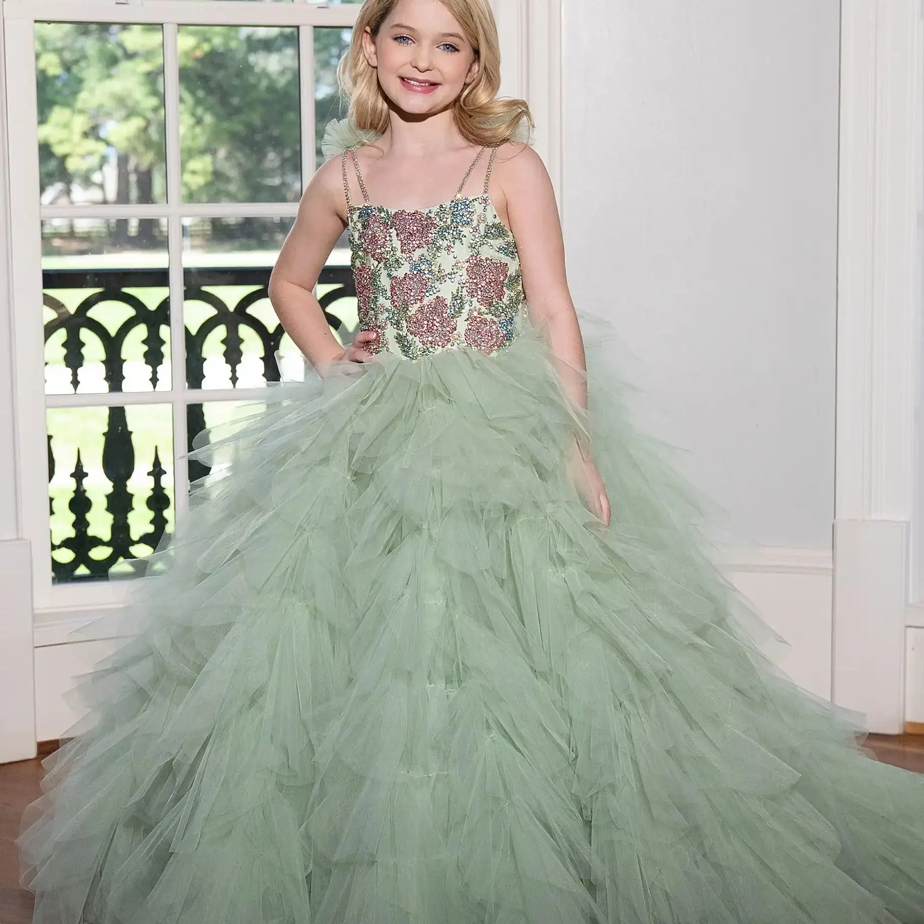 Customized Flower Girl Dress for Wedding Appliques Tiered Sleeveless Floor Length Elegant Kids Birthday First Communion Gown