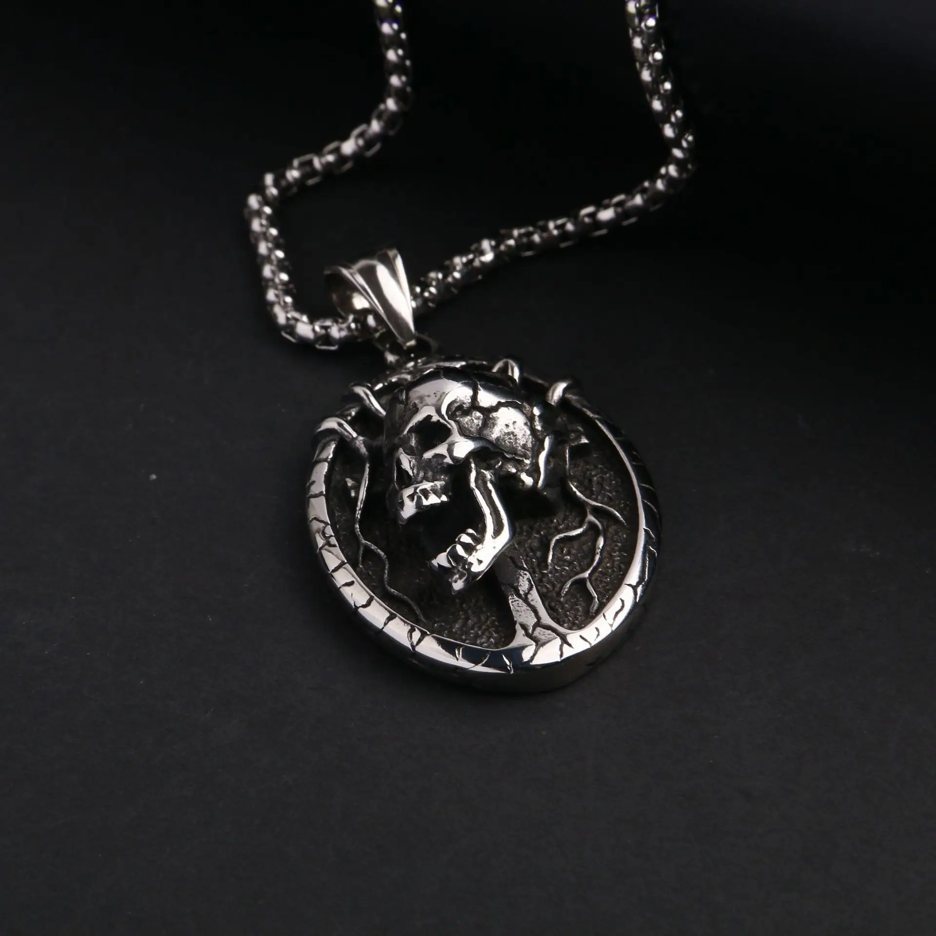 Gothic Skull Alien Necklace Men's Personalized Fashion Alternative Motorcycle Riding Exorcism Jewelry