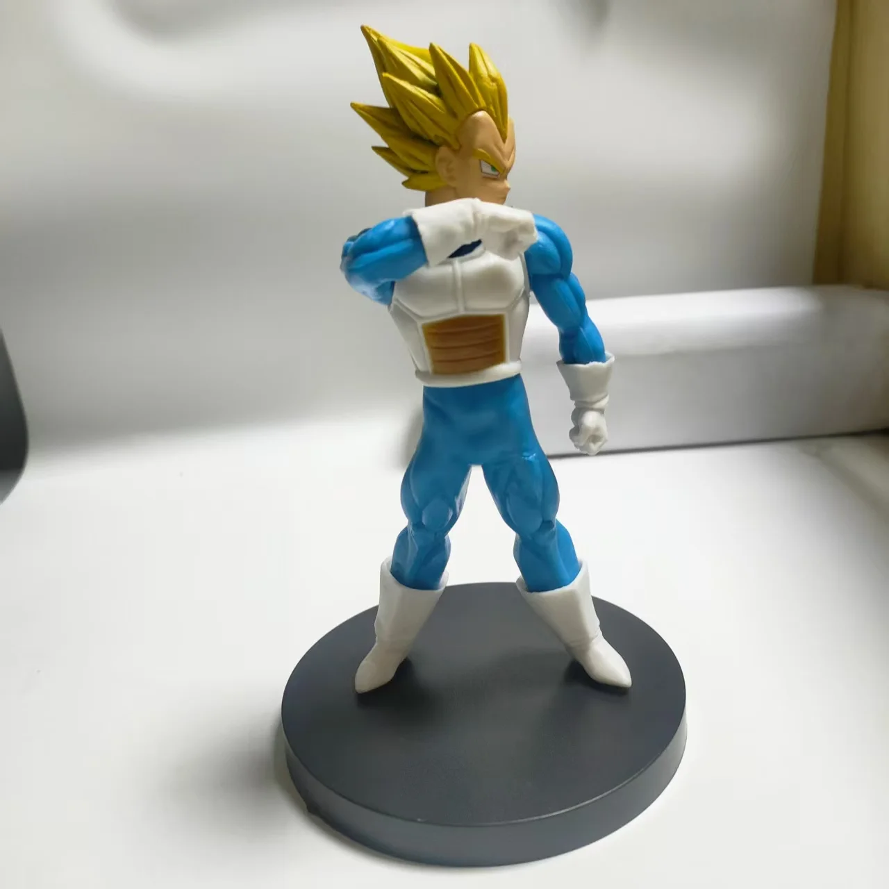 Ornamentos decorativos feitos à mão de animação, anime, animação de Vegeta no momento de despertar.