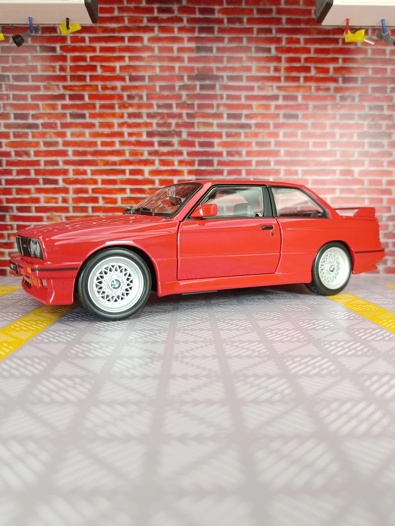 

Bburago 1:24 BMW M3 (E30) 1988, модель автомобиля из сплава, двери и двери багажника, также открывающиеся, тонкая работа, хорошее качество
