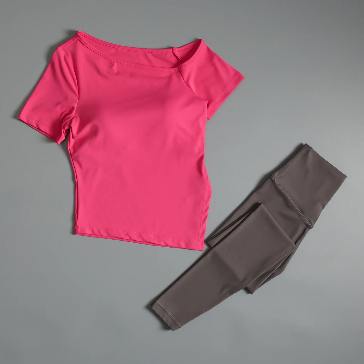 Terno de fitness para mulheres na primavera e verão novo treinamento esportivo de pilates com almofada no peito mangas curtas correndo yoga de secagem rápida