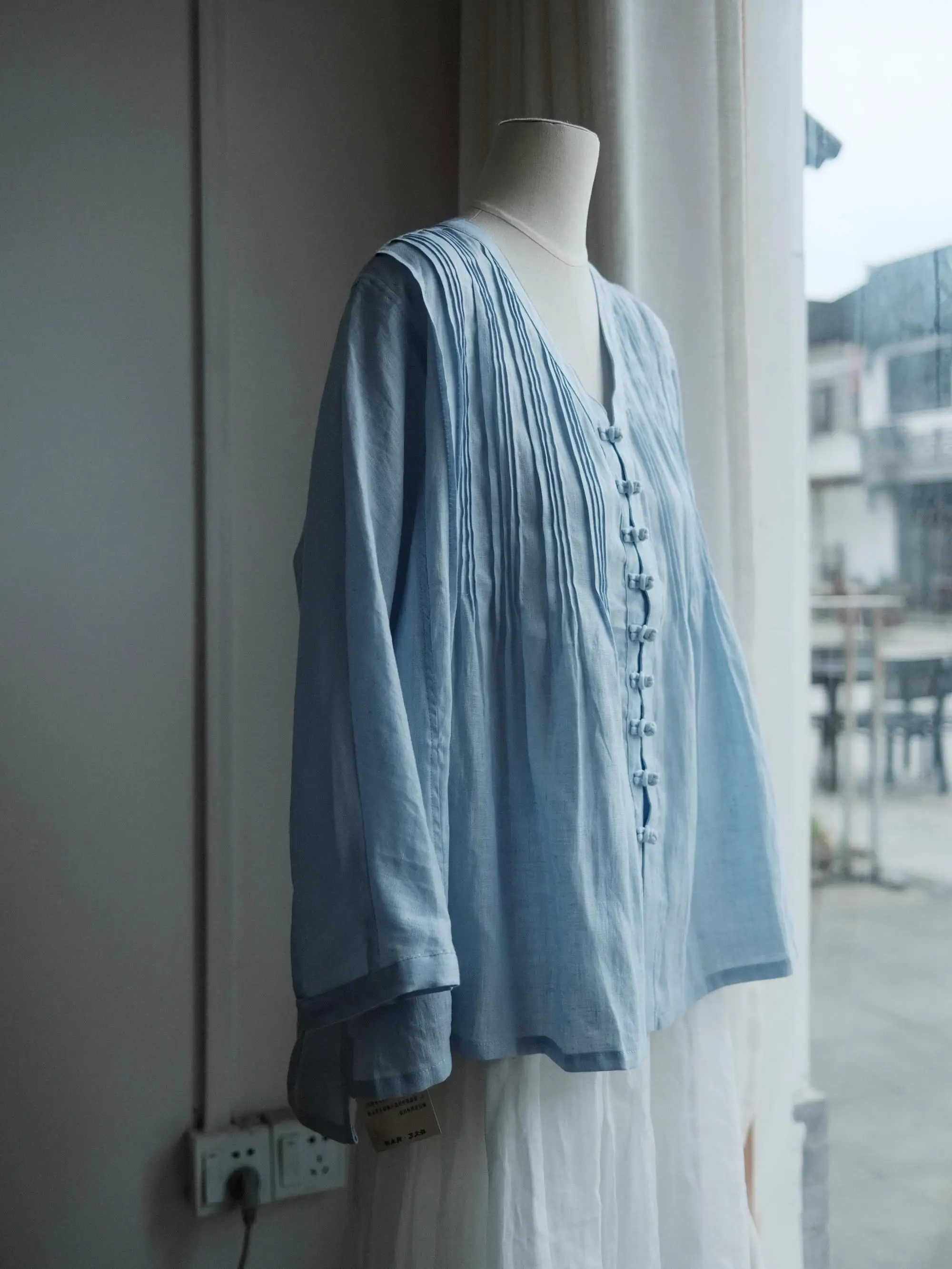 

Новая китайская модная плиссированная льняная рубашка с V-образным вырезом для защиты от солнца, женская, весна-лето, тонкая, синяя, на пуговицах, свободного кроя, в стиле lazy.