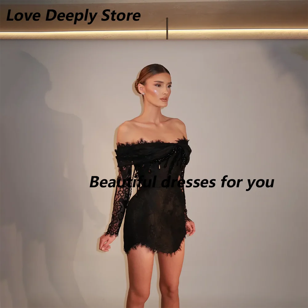 Czarna Koronkowa Mini Sukienka na Bal Maturalny z Dekoltem Łódkowym, Odkryte Ramiona, Długie Rękawy, Zdobiona Koralikami i Kryształami, Krótka Sukienka Koktajlowa na Imprezę 2026