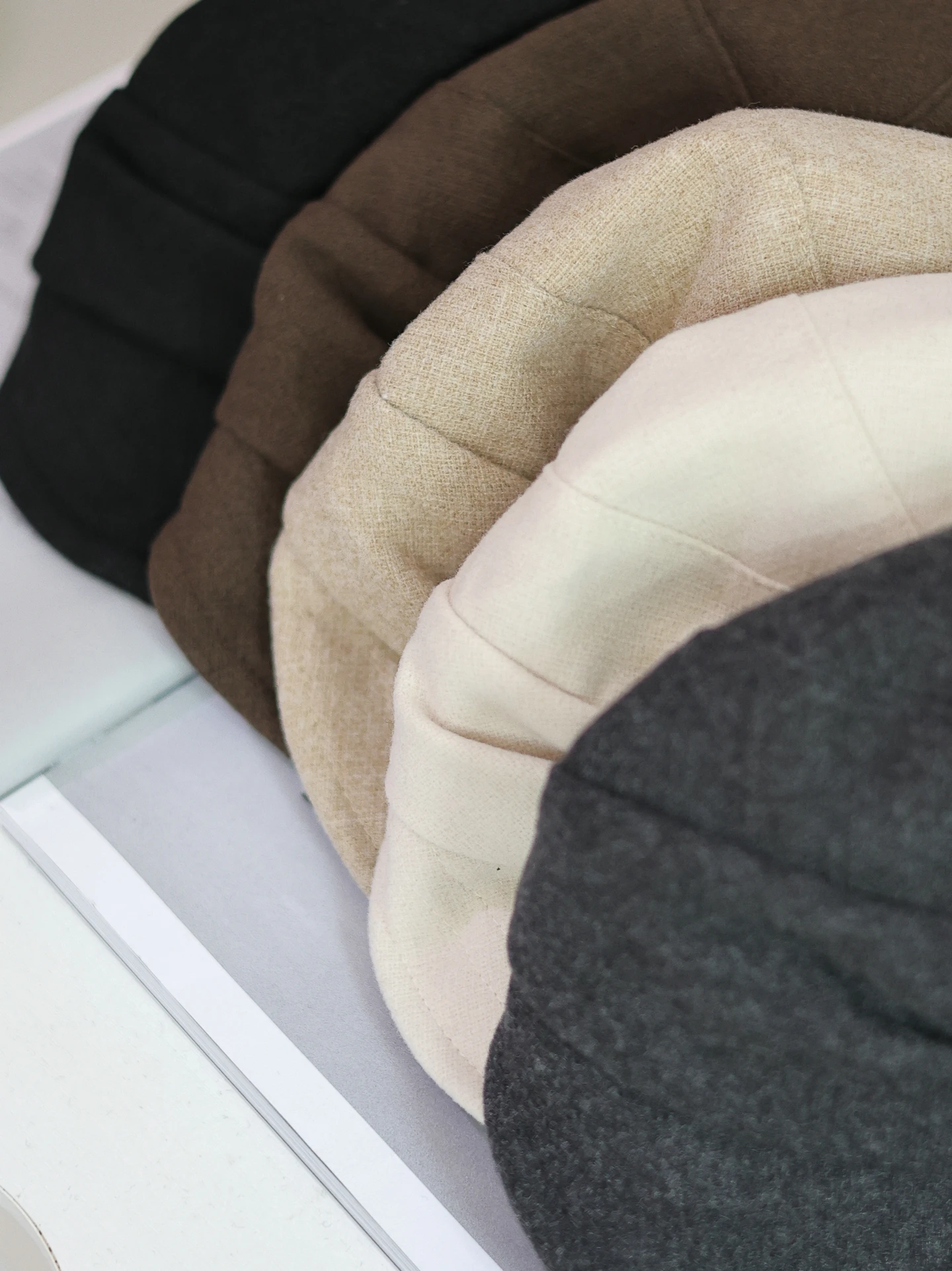 قبعة موزع الصحف للنساء قبعة بيريه واسعة الحواف للنساء موضة خريف/شتاء ، قبعة رسام نمط عتيق إكسسوارات جديدة