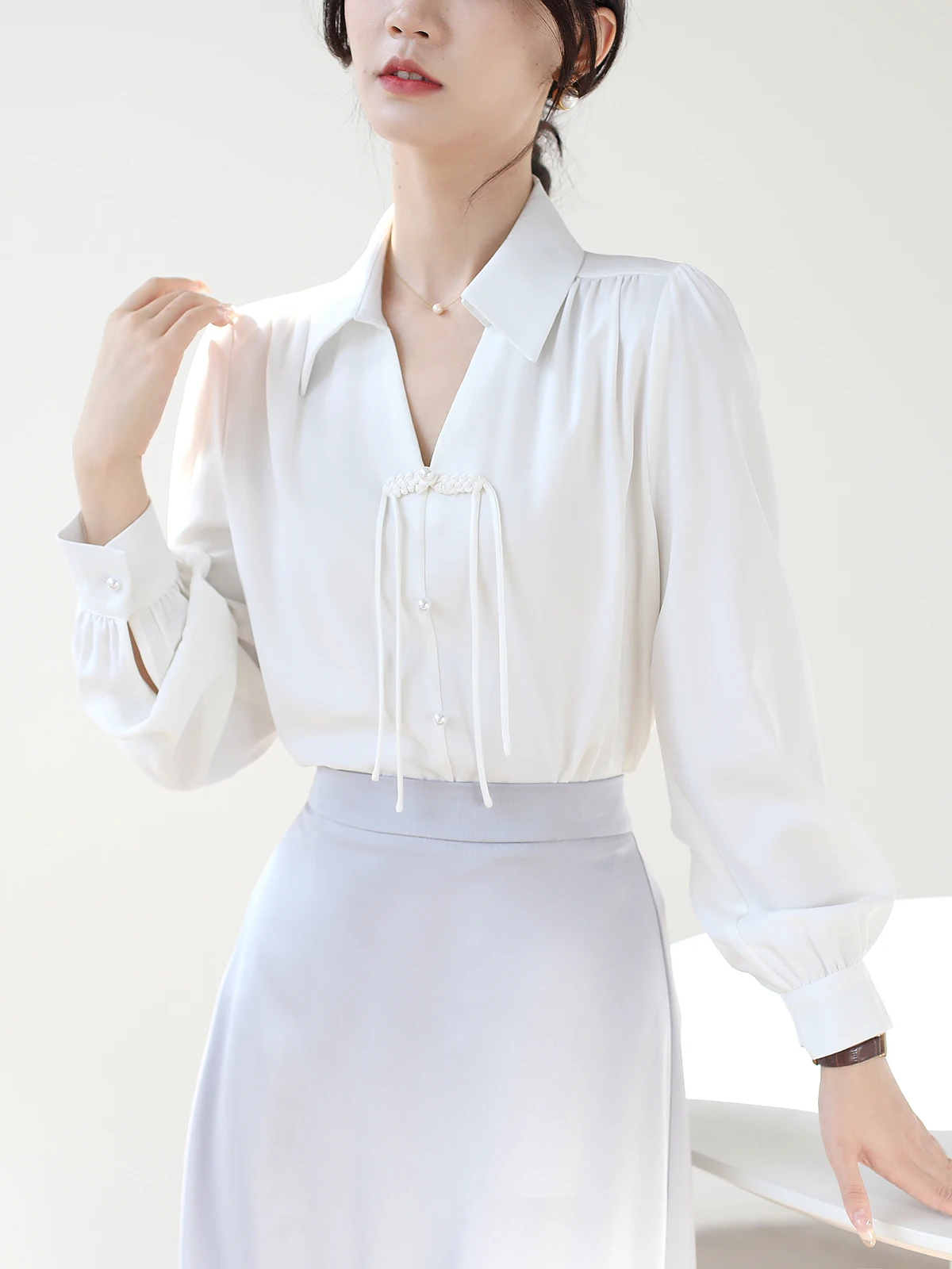 Retro New Chinese Style Button Up Shirt for Women\'s 2024 Spring New V-lapel Exquisite Satin Drape Commuting Top