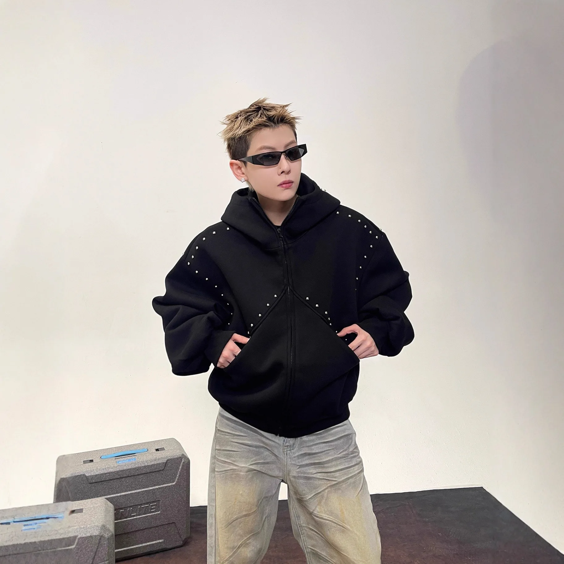 

2026 Spring Autumn Men Jacket High Street Rivet Hooded Male Outerwear Long Sleeve Pocket Comfotable Loose Versatile Man Coat