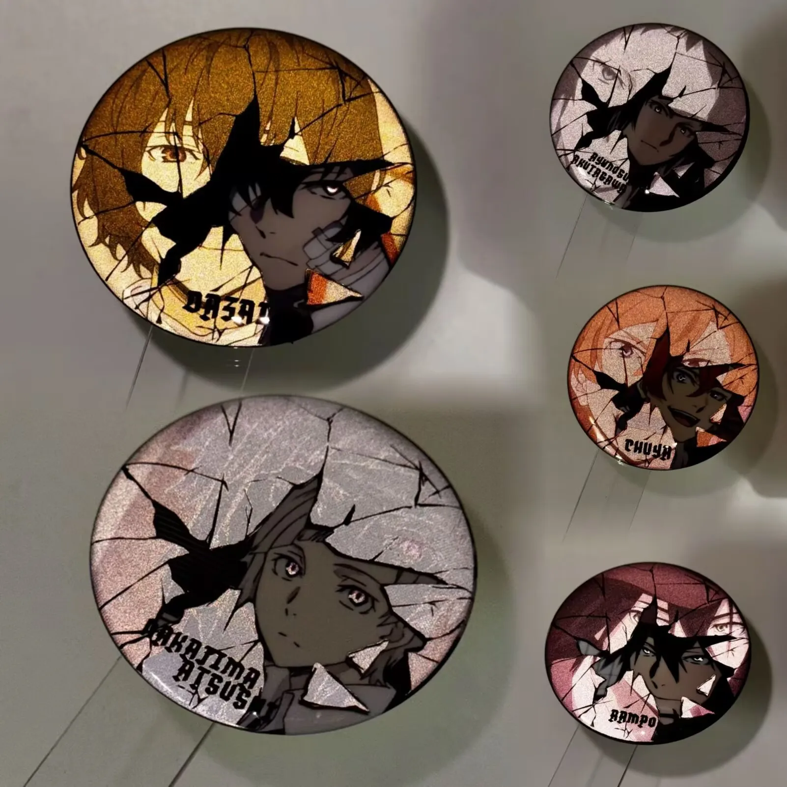 

Острые значки «Bungo Stray Dog» и «Dazai Osamu, Nakajima Atsushi, Nakahara Nakaya» потрясающие, фрагментированные и светоотражающие значки грунта 5,8 см.