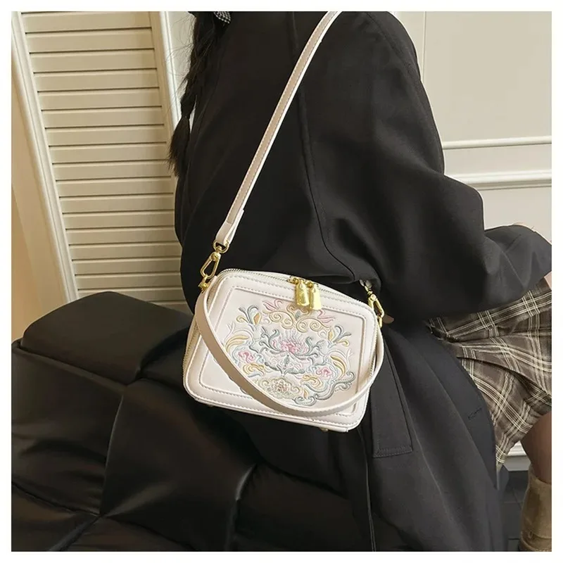 النسخة الكورية الجديدة حقيبة كتف مطرزة المرأة المتخصصة تصميم حقيبة ساعي عادية التنقل تنوعا