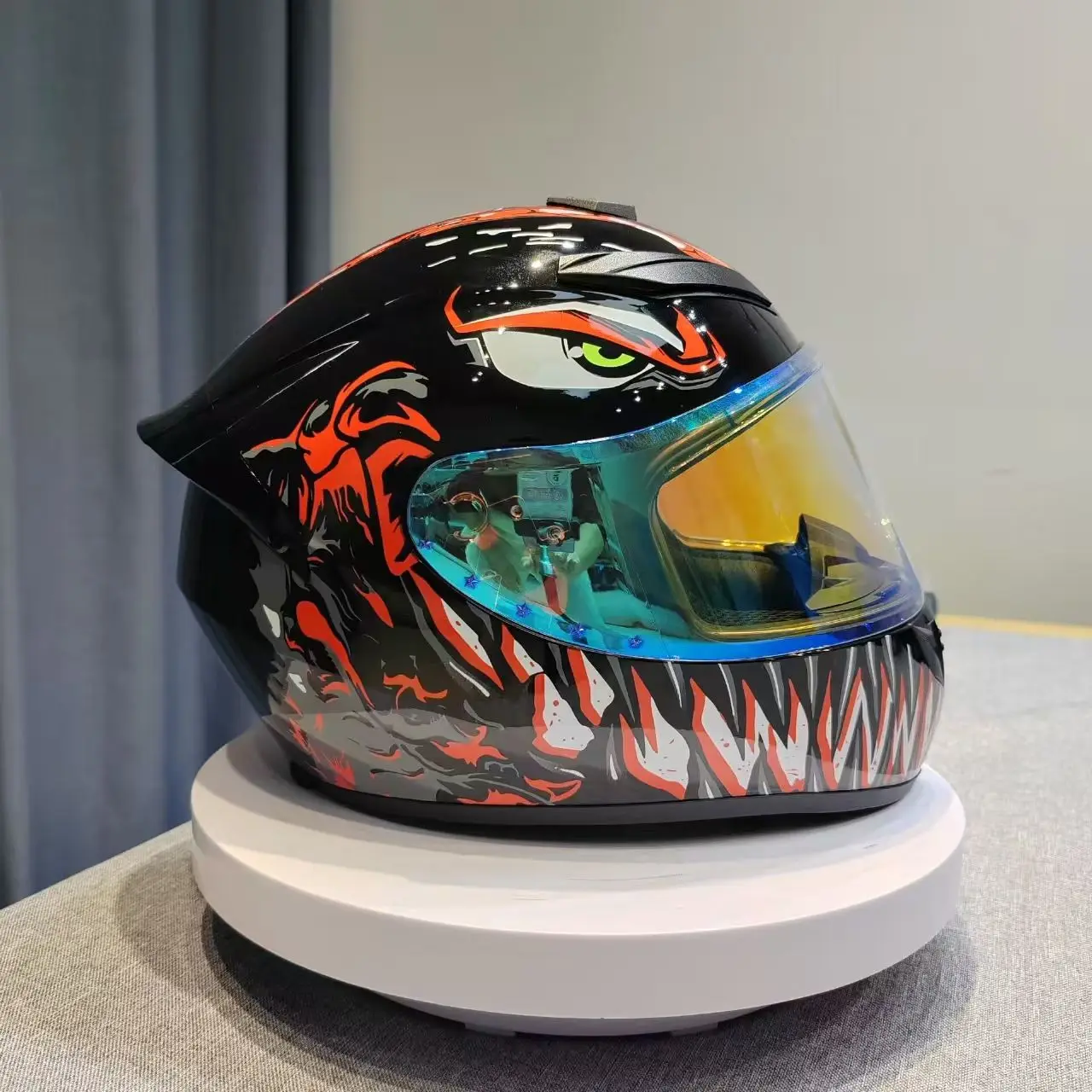 

Шлем Red Venom Full Face с быстросъемными накладками на щеки, гипоаллергенной тканью и многослойной пенополистирольной пеной (EPS) для поглощения ударов, для гонок и спорта.