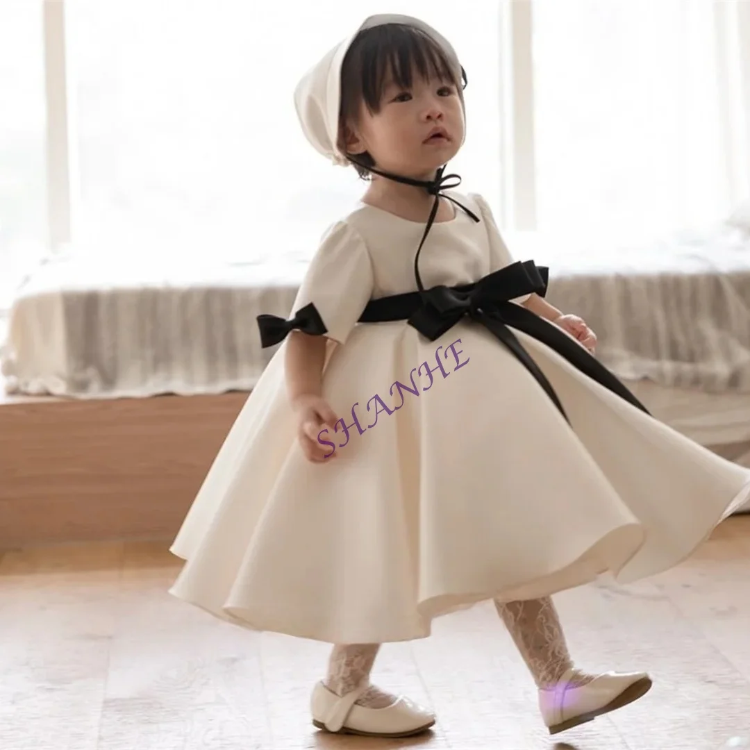 فساتين فتاة الزهور الجميلة المخصصة باللون الأبيض والأسود بفيونكة أنيقة للأميرة من الساتان لحفلات أعياد الميلاد للأطفال والمناولة الأولى