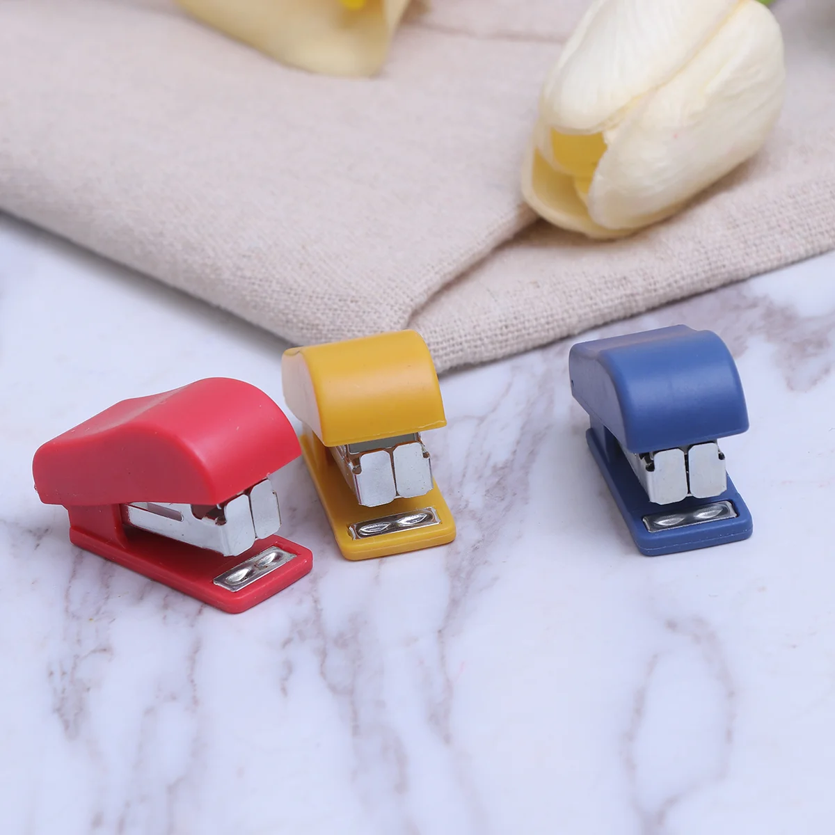 10pcs Mini Desktop Stapler Hand Stapler Office Home Stapler with Staple(Random Color) mini stapler desk stapler