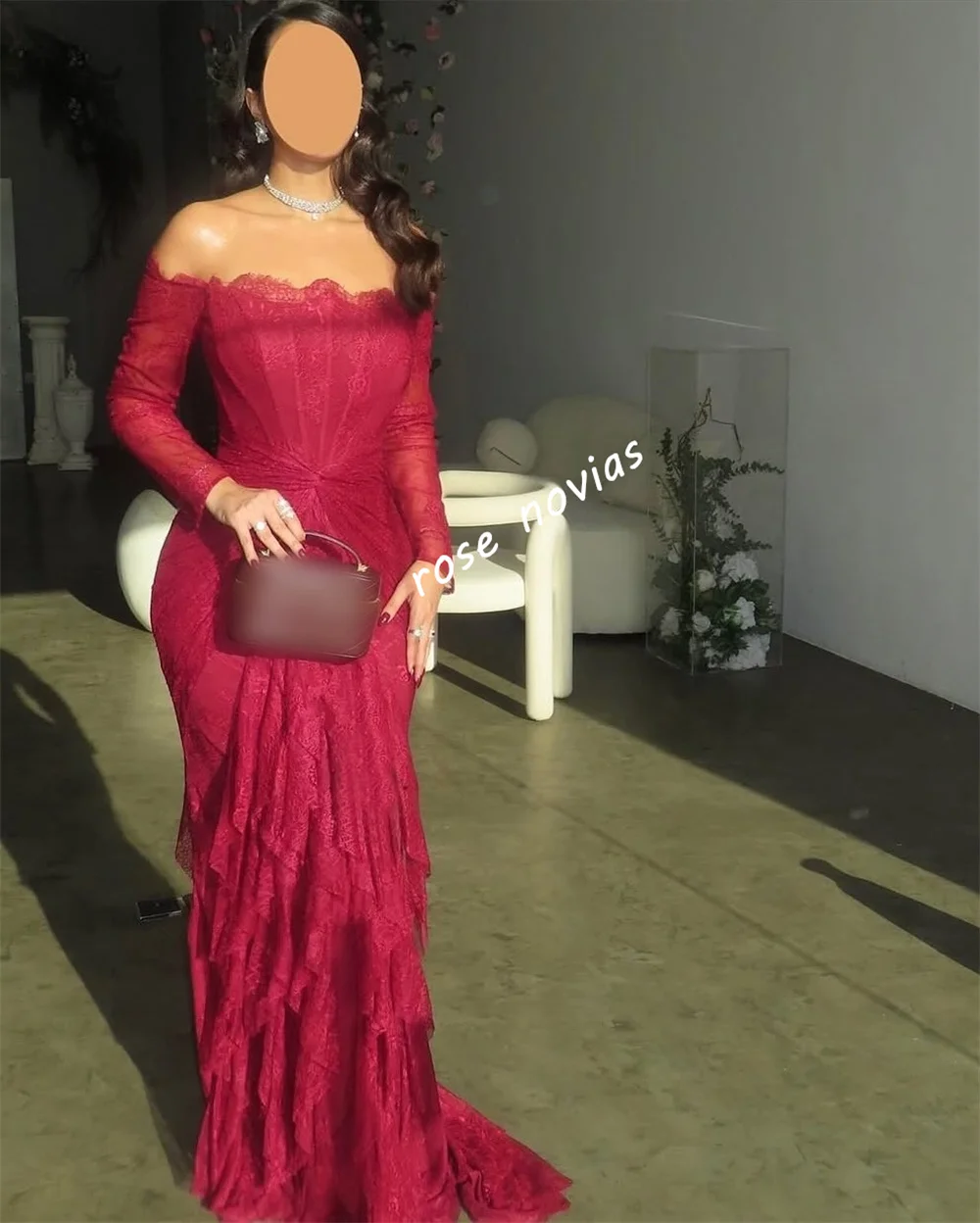 Abiti lunghi a sirena affascinanti con volant in pizzo con pieghe personalizzate e spalle scoperte Abito da sera elegante su misura per occasioni da donna