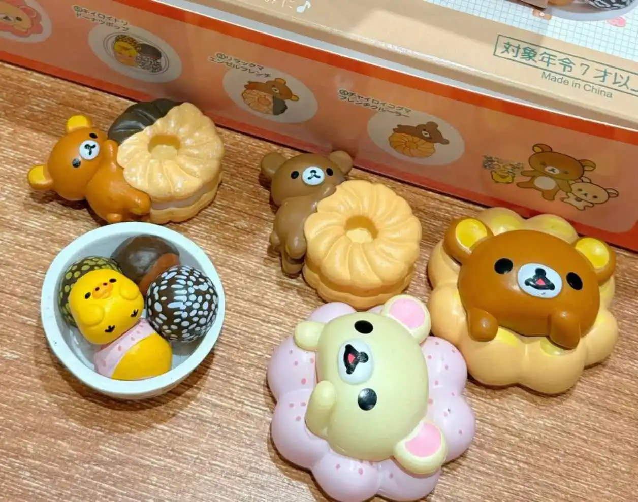 Nouveaux produits en stock : Figurines de la série Easy Bear Donut en boîte mystère, décorations de bureau mignonnes, cadeaux surprise de fêtes pour les fans