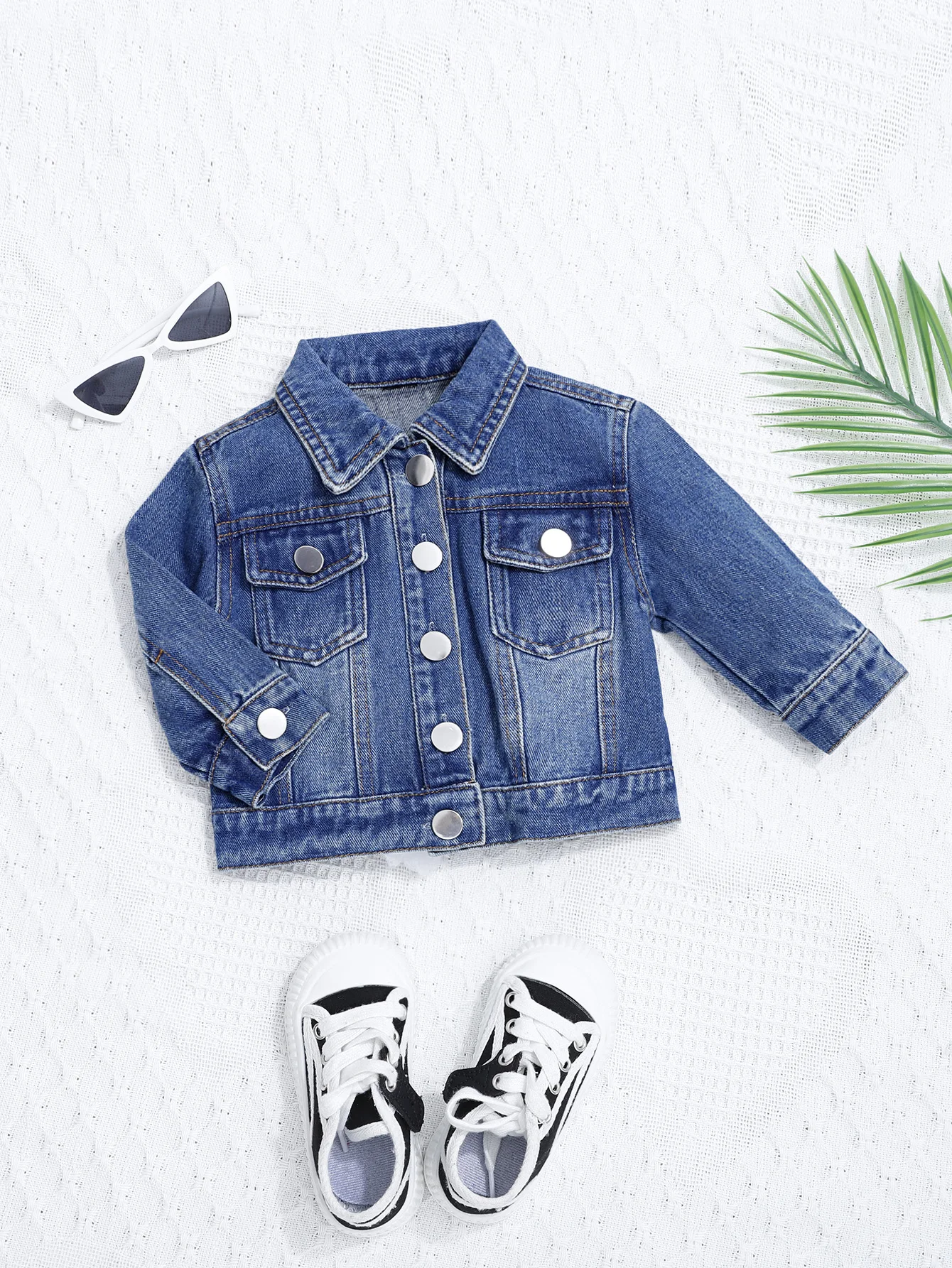 Girl\'s denim jacket baby child spring and autumn lapel front pocket bobblehead small white buckle denim blue