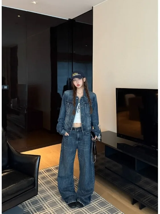 

Ретро-комплект: джинсовая куртка свободного кроя и брюки с высокой талией и широкими штанинами для женщин. Повседневный стиль для ранней весны, универсальный классический дизайн.