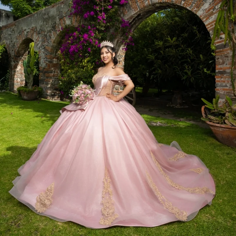 Vestidos de Quinceañera Rosa con Brillo, Vestido de Gala con Hombros Descubiertos, Vestido de 16 Años con Apliques Dorados, Encaje, Cuentas y Corsé de Tul para Fiesta de Cumpleaños