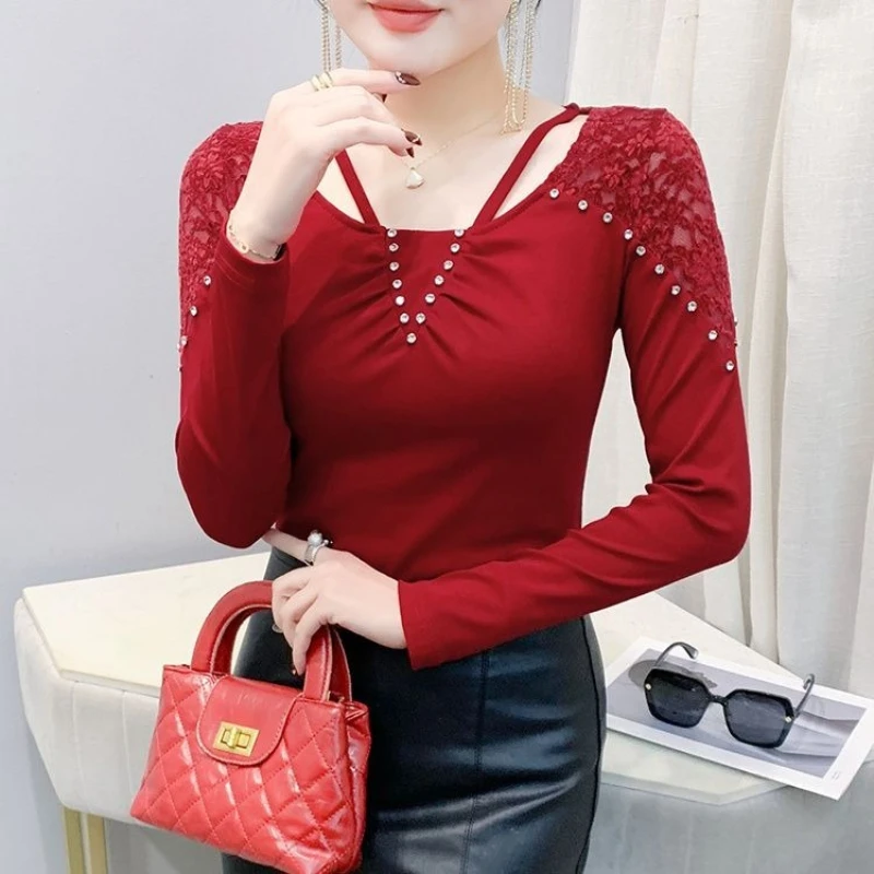 

Женская осенне-зимняя футболка с кружевными вставками, V-образным вырезом, длинным рукавом, в европейском стиле, приталенная, с бисерным декором, из начёсанного трикотажа, стройнящая фигуру