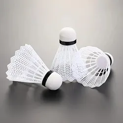 Volantes de bádminton blancos con diseño práctico para juego recreativo