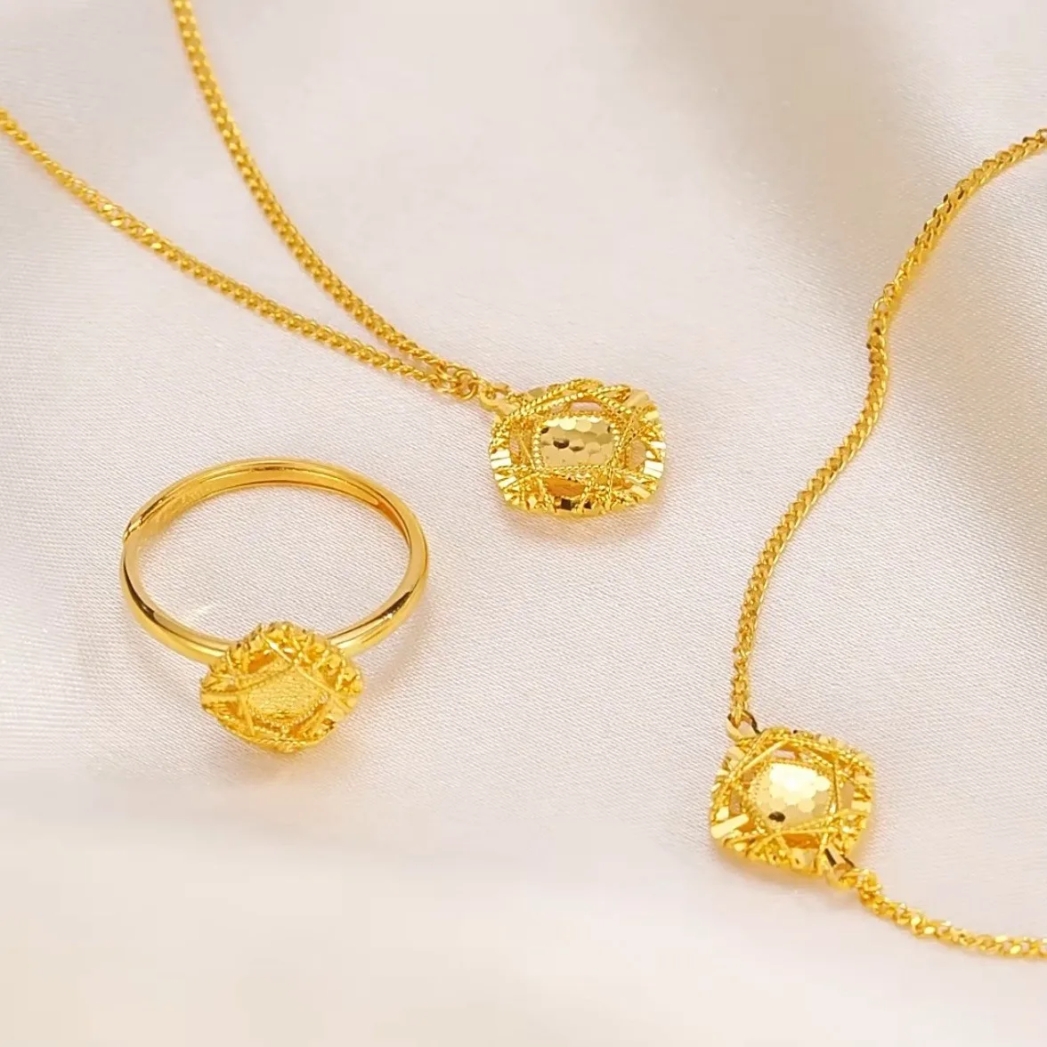 

Women Sparkly Fish Scale Diamond-Cut Pigeon Egg Set 24K Gold AU999 - Exclusive, shiny, AU999 quality guarantee