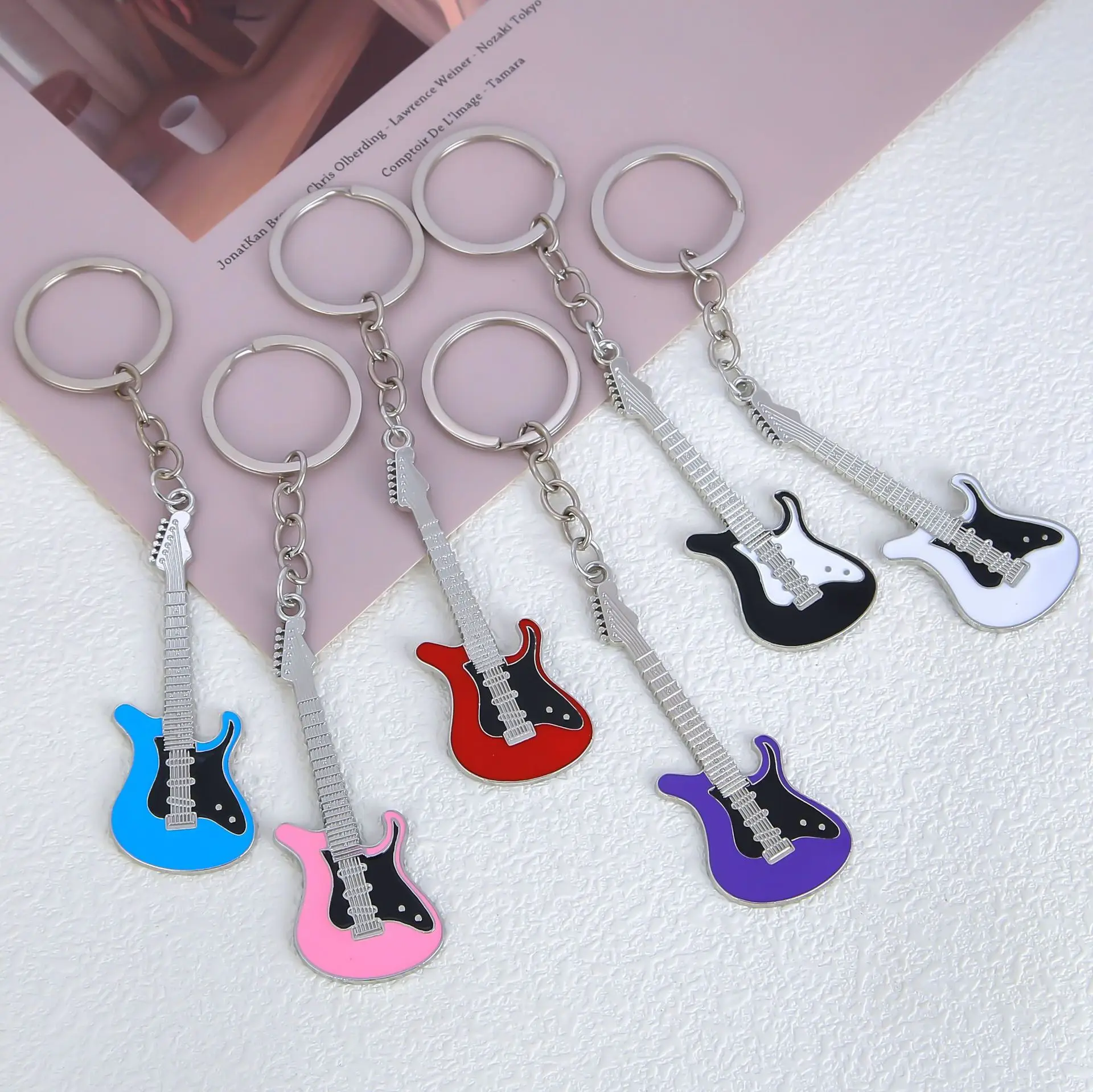 Mini Simulation Electric Guitar Metal Keychain Chic Musical Instrument Model Colorful Pendant for Car Keys Bags Accessories