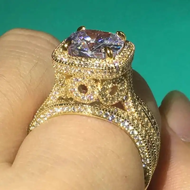 Huitan Elegantes Damen 3-teiliges Ringset in Goldfarbe für Partys und Verlobungen, mit Brillanten CZ-Steinen Besetzt, Graviertes Design, Modeschmuck