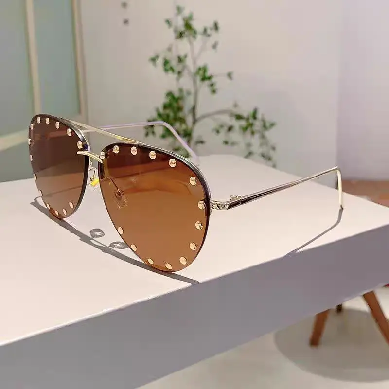 

Новые солнцезащитные очки в большой оправе с металлическими заклепками, европейские и американские женские солнцезащитные очки, модные очки-пустышки, солнцезащитные очки в стиле ретро