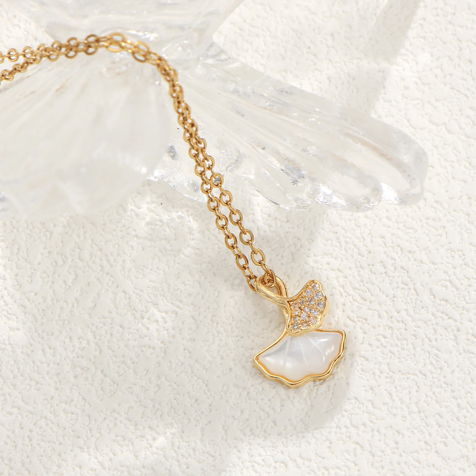 Goldene Ginkgoblatt-Anhänger-Halskette mit weißer Muschel und Zirkonia, zierlicher, eleganter Schmuck, Geschenk für Frauen.