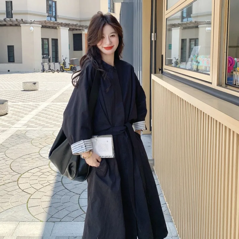 A new youthful versatile comfortable and skin-friendly round-neck single-breasted cinched-waist cuffed color-matched trench coat