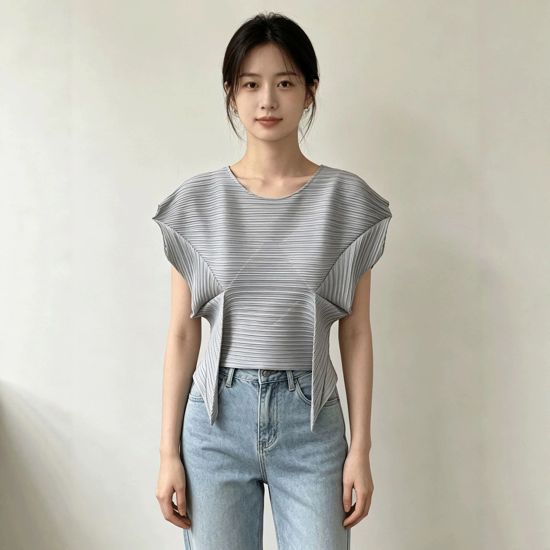 Женская летняя футболка Miyake с плиссировкой, асимметричным вырезом в форме бабочки, коротким рукавом «летучая мышь» и круглым вырезом горловины, нишевый дизайн